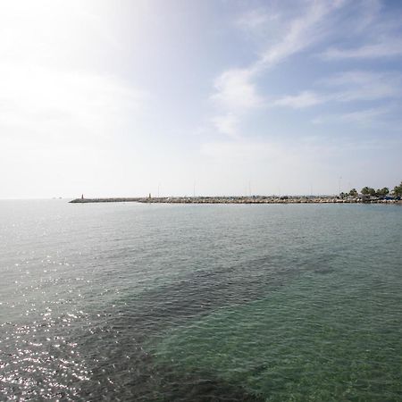 Palmove Luxurious Beachfront Apt Larnaca Exterior photo