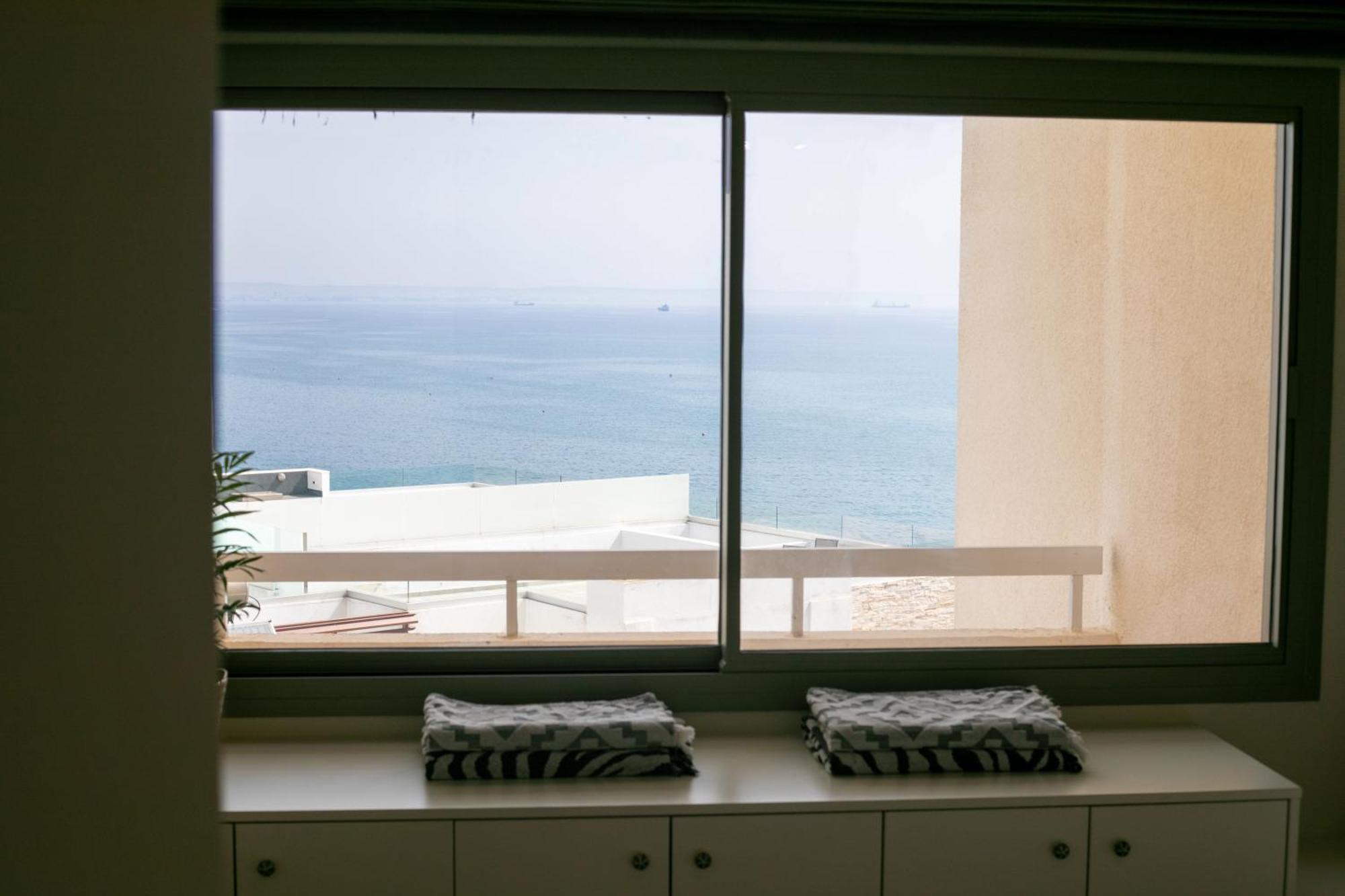 Palmove Luxurious Beachfront Apt Larnaca Exterior photo