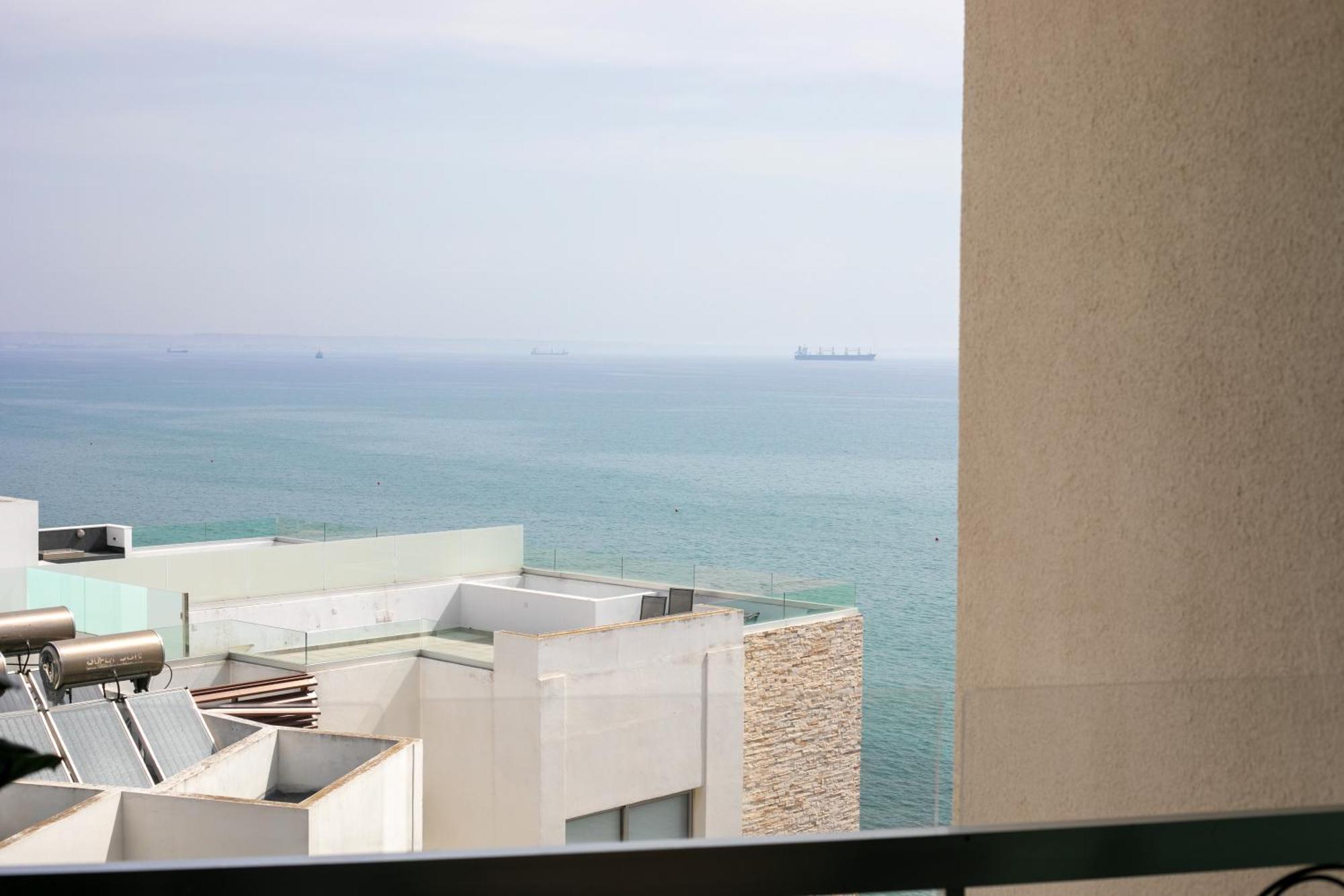Palmove Luxurious Beachfront Apt Larnaca Exterior photo
