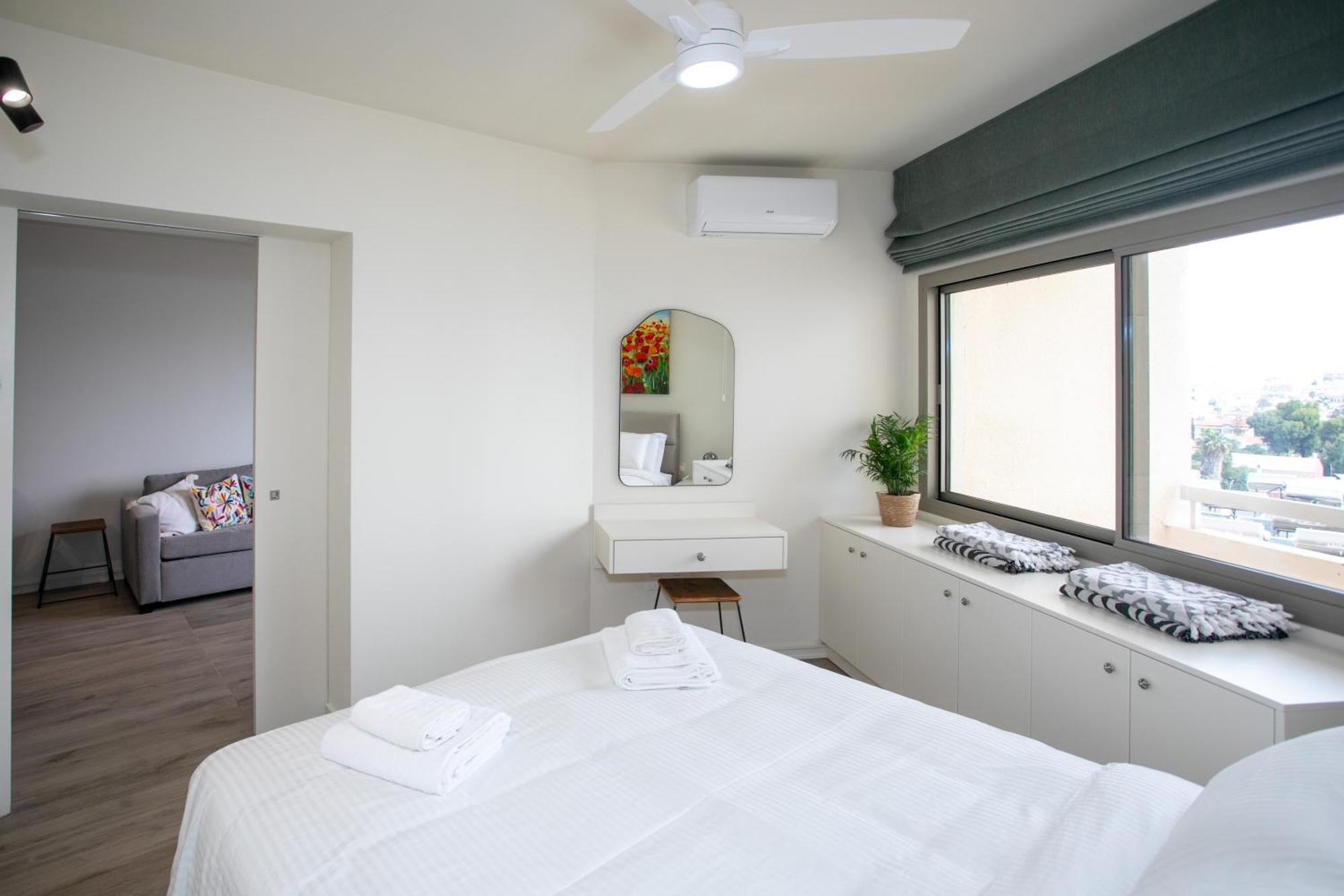 Palmove Luxurious Beachfront Apt Larnaca Exterior photo