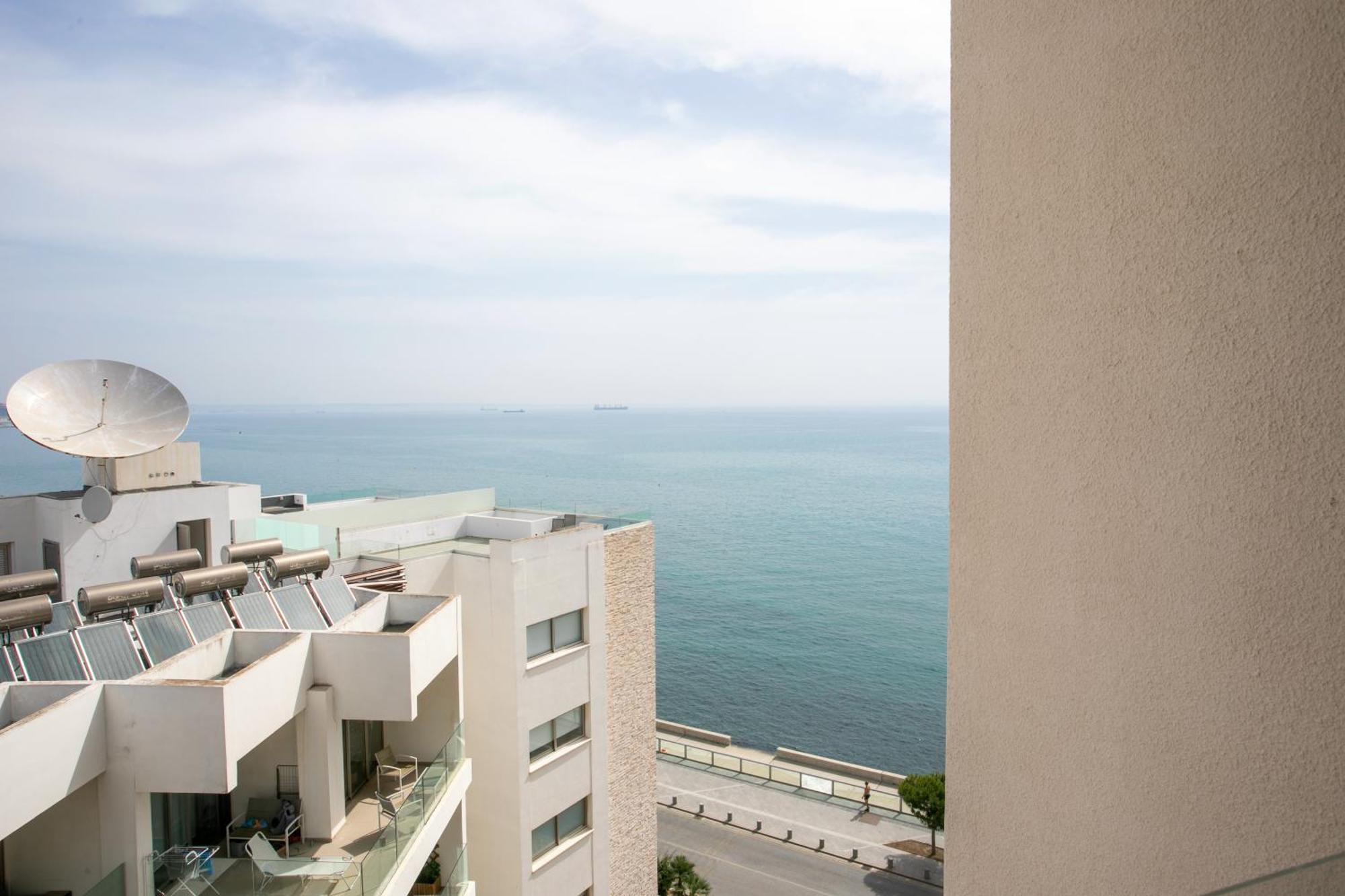 Palmove Luxurious Beachfront Apt Larnaca Exterior photo