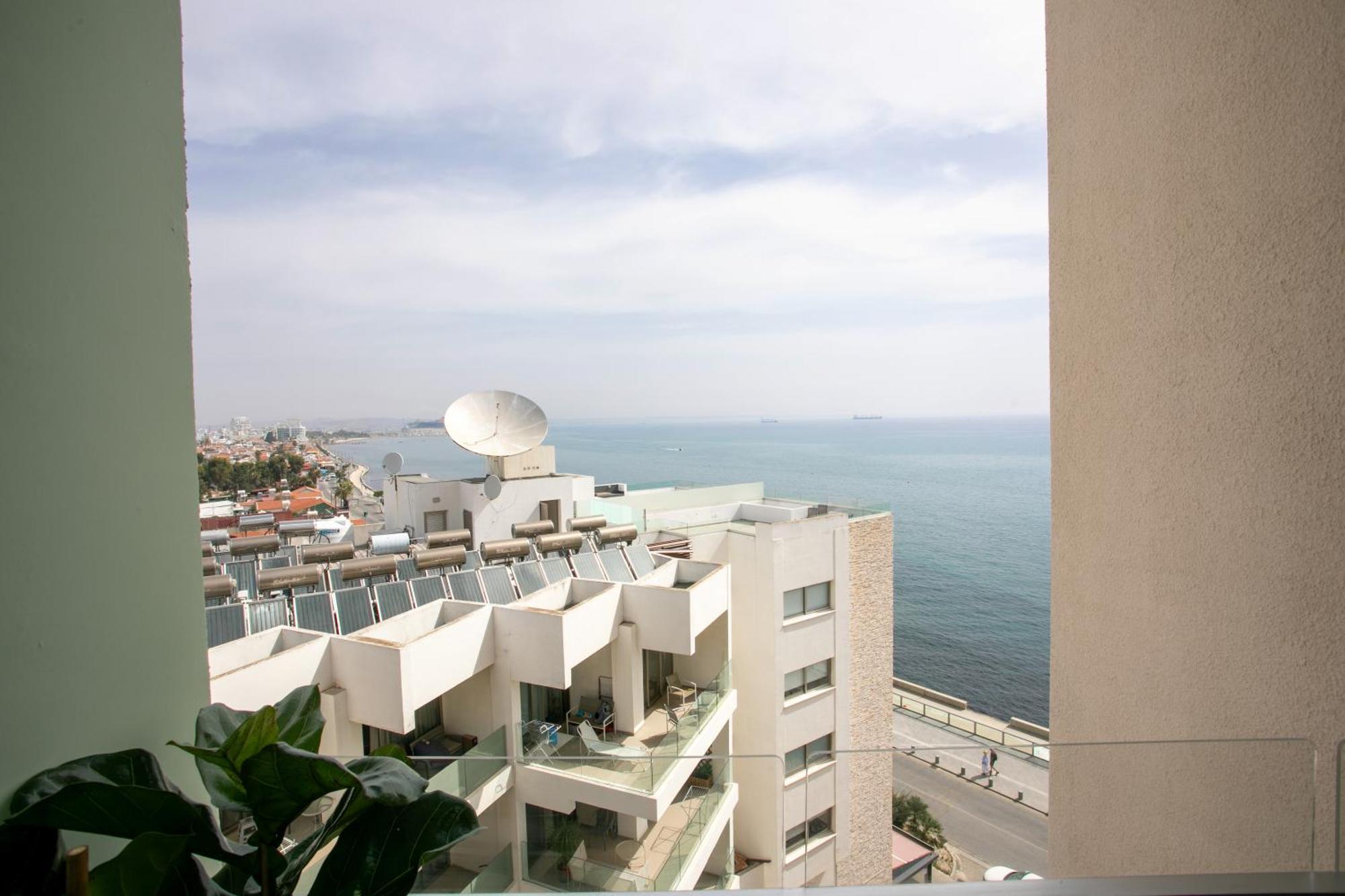 Palmove Luxurious Beachfront Apt Larnaca Exterior photo