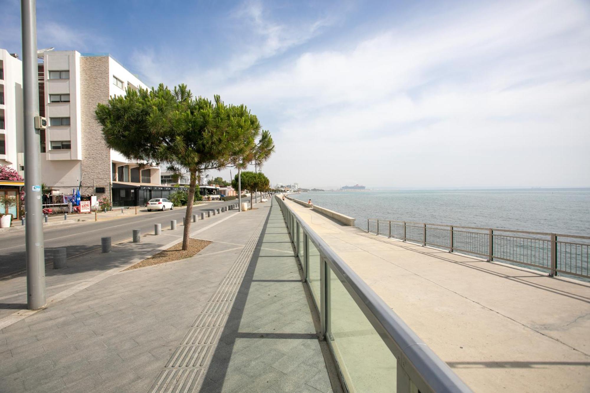 Palmove Luxurious Beachfront Apt Larnaca Exterior photo