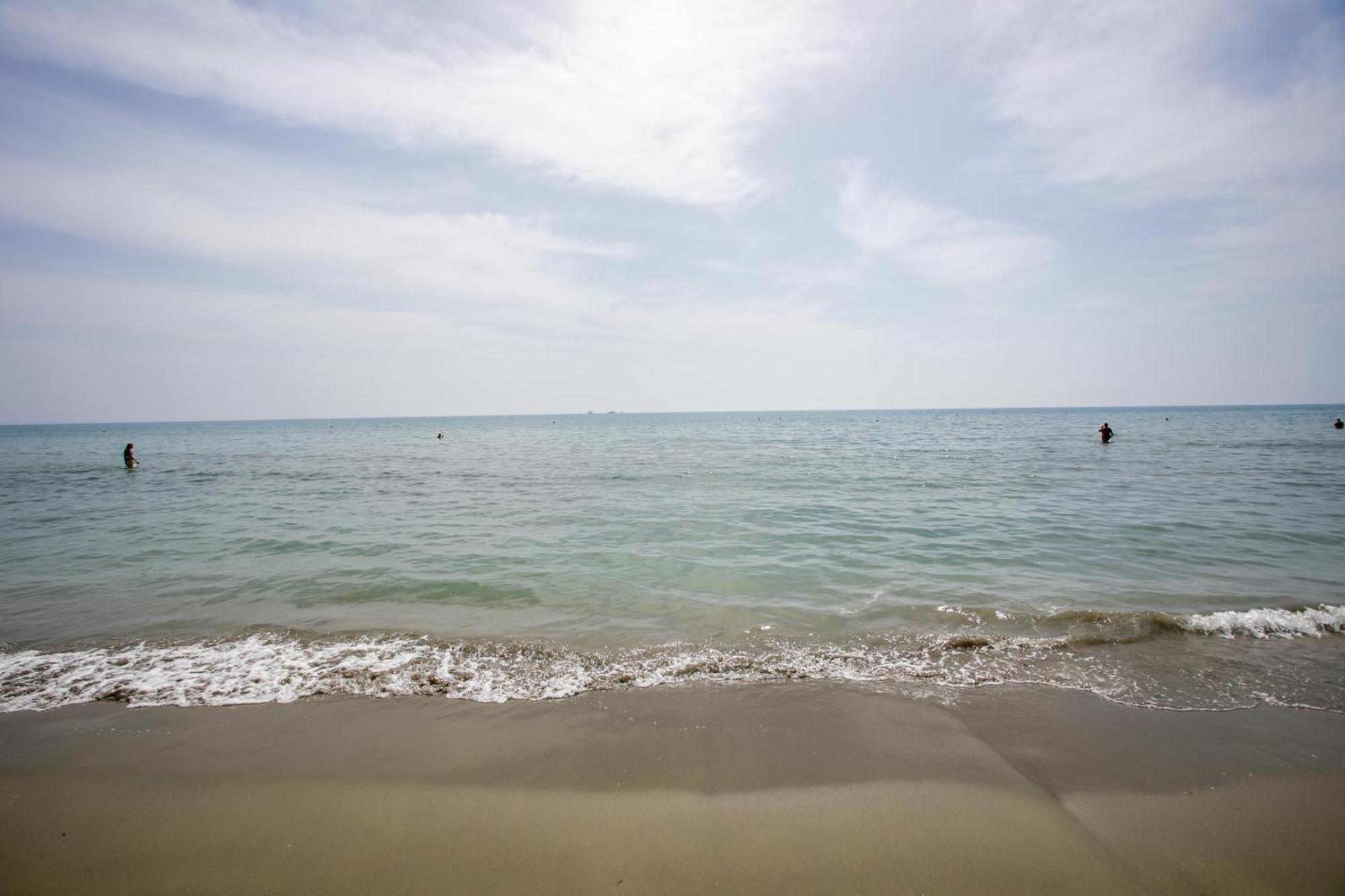Palmove Luxurious Beachfront Apt Larnaca Exterior photo