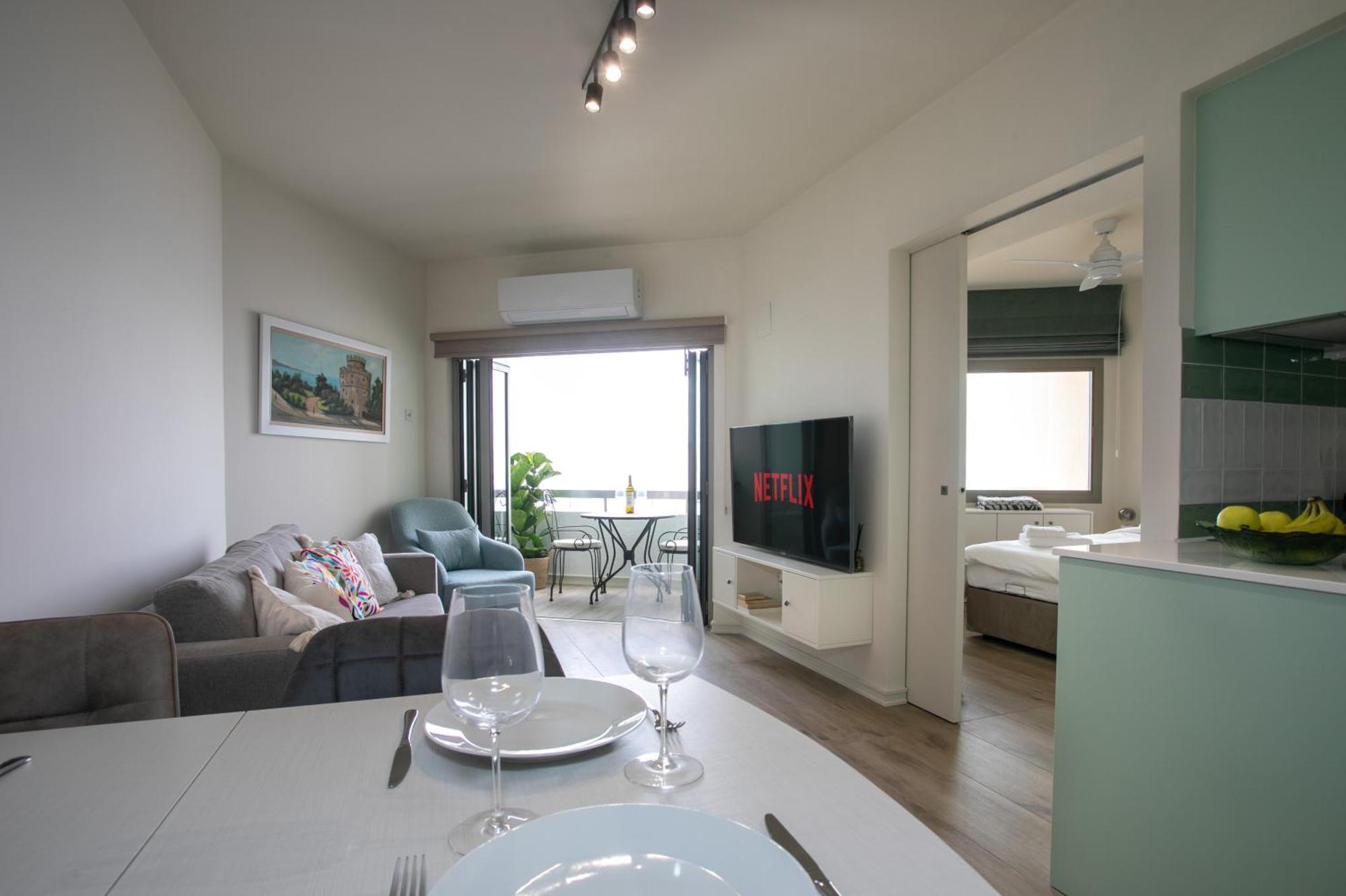 Palmove Luxurious Beachfront Apt Larnaca Exterior photo