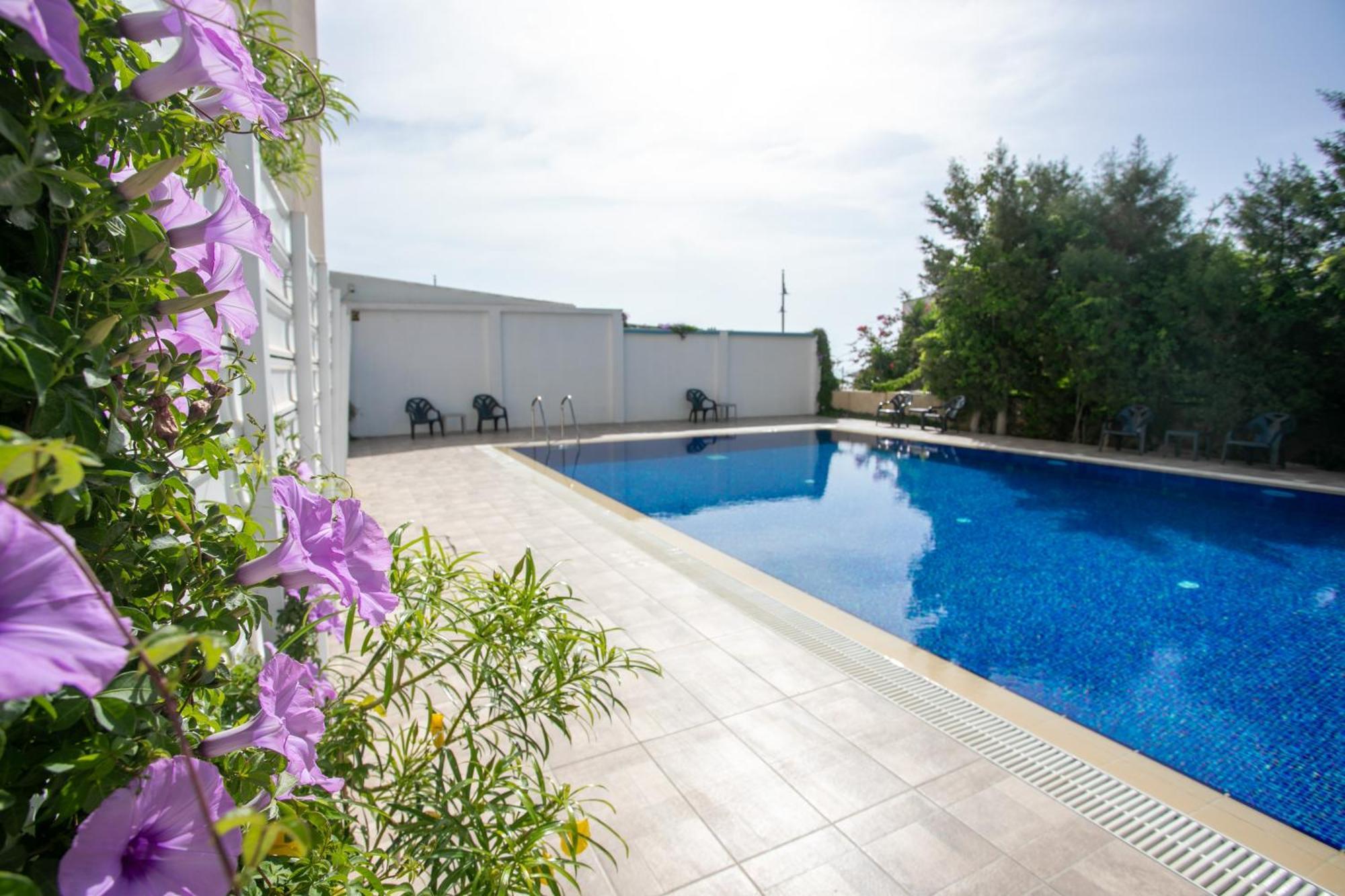Palmove Luxurious Beachfront Apt Larnaca Exterior photo