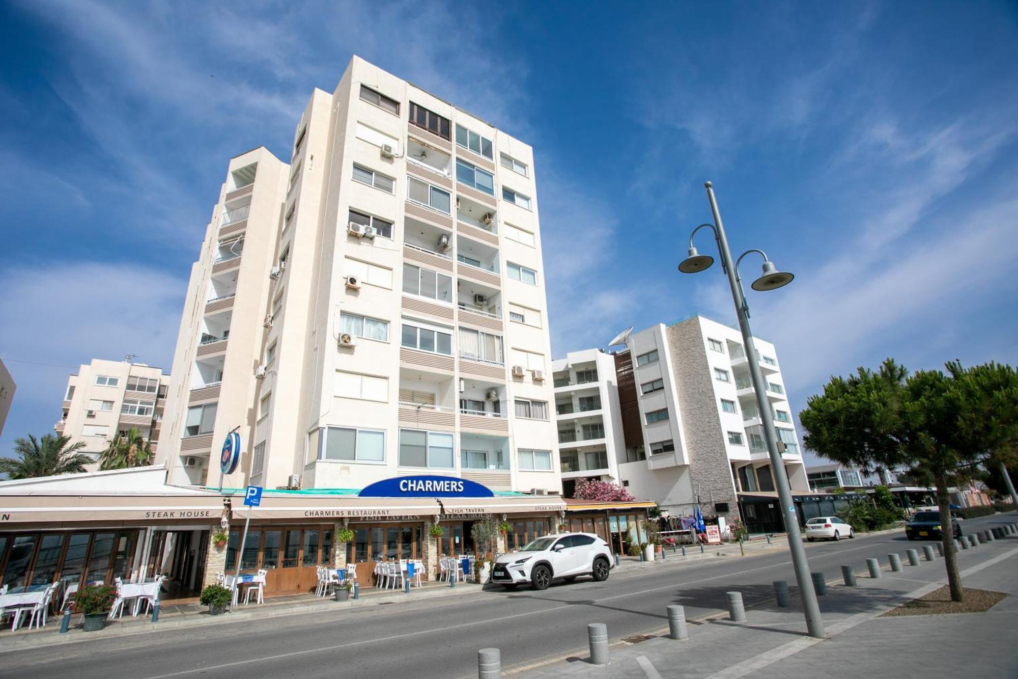 Palmove Luxurious Beachfront Apt Larnaca Exterior photo