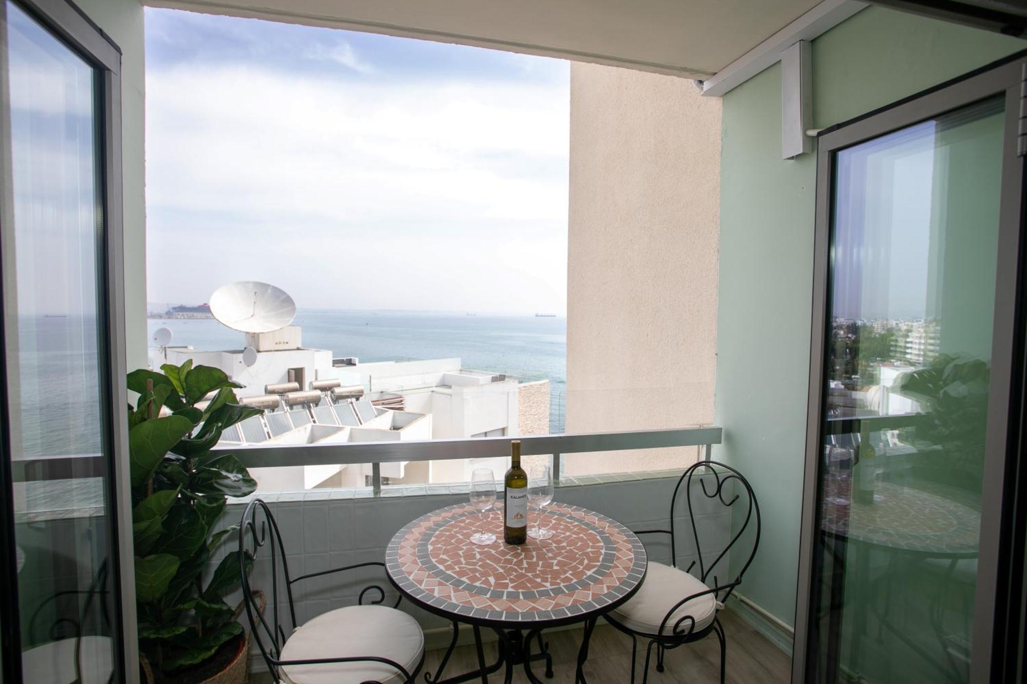 Palmove Luxurious Beachfront Apt Larnaca Exterior photo