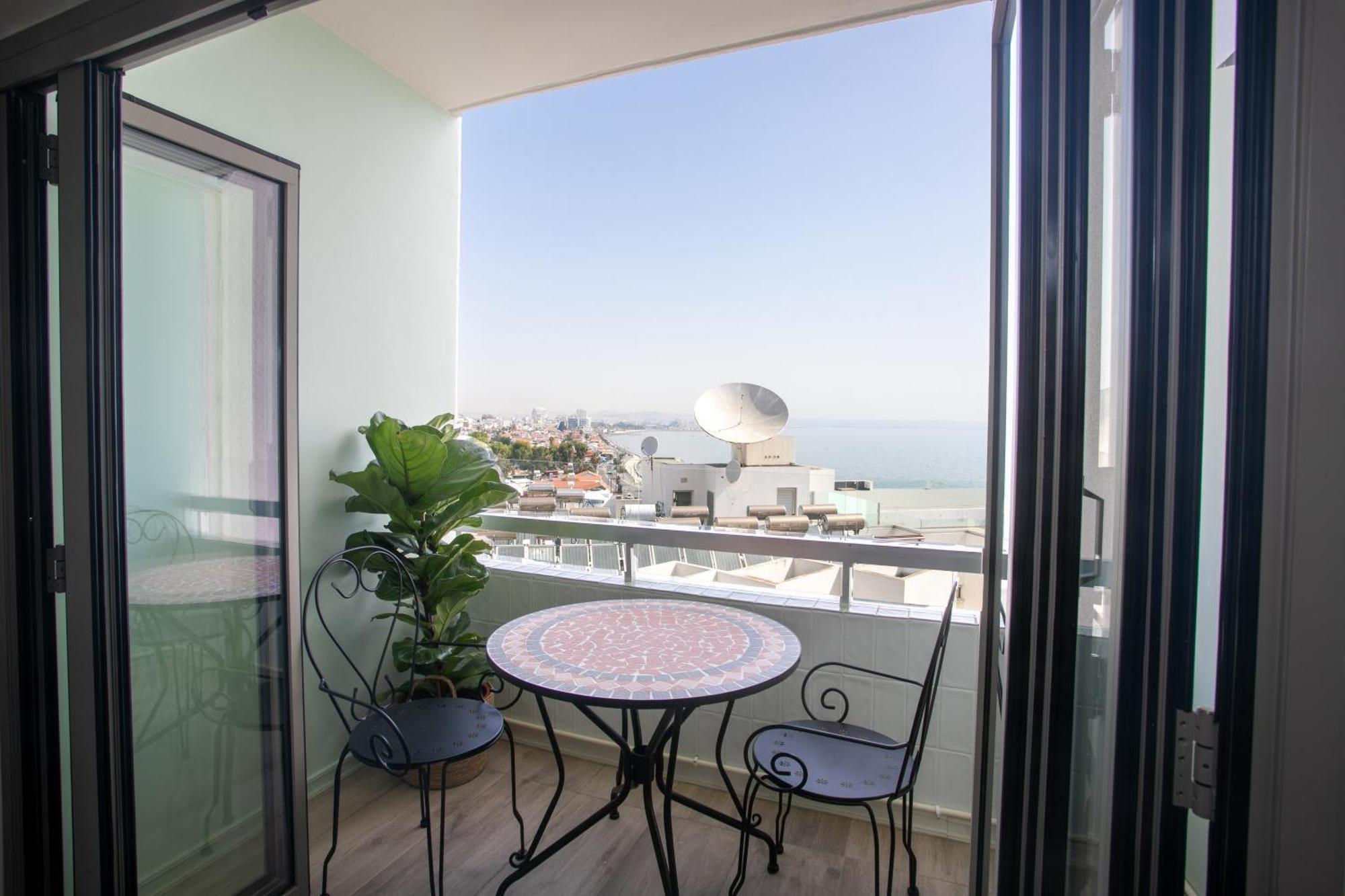 Palmove Luxurious Beachfront Apt Larnaca Exterior photo