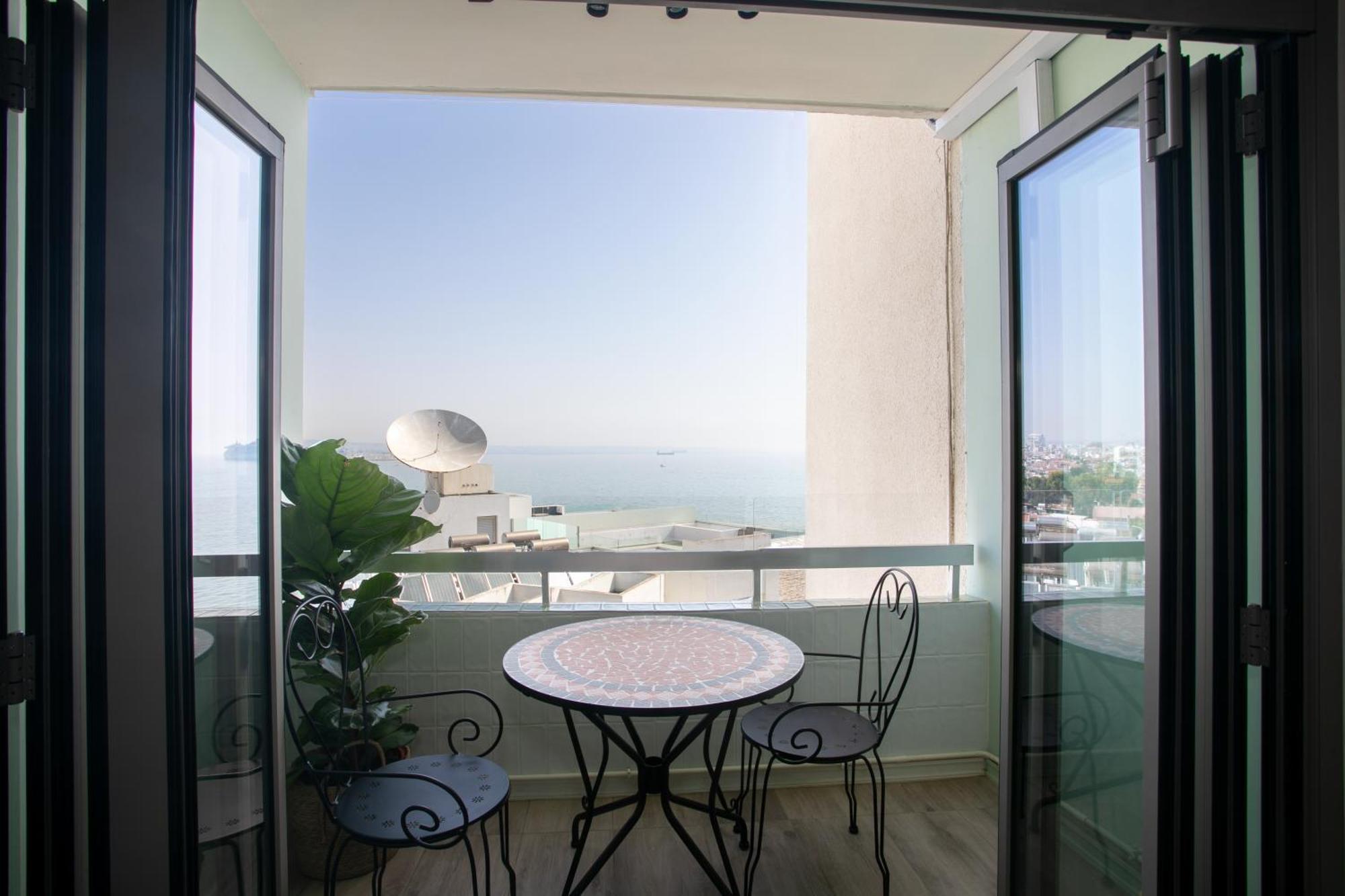 Palmove Luxurious Beachfront Apt Larnaca Exterior photo