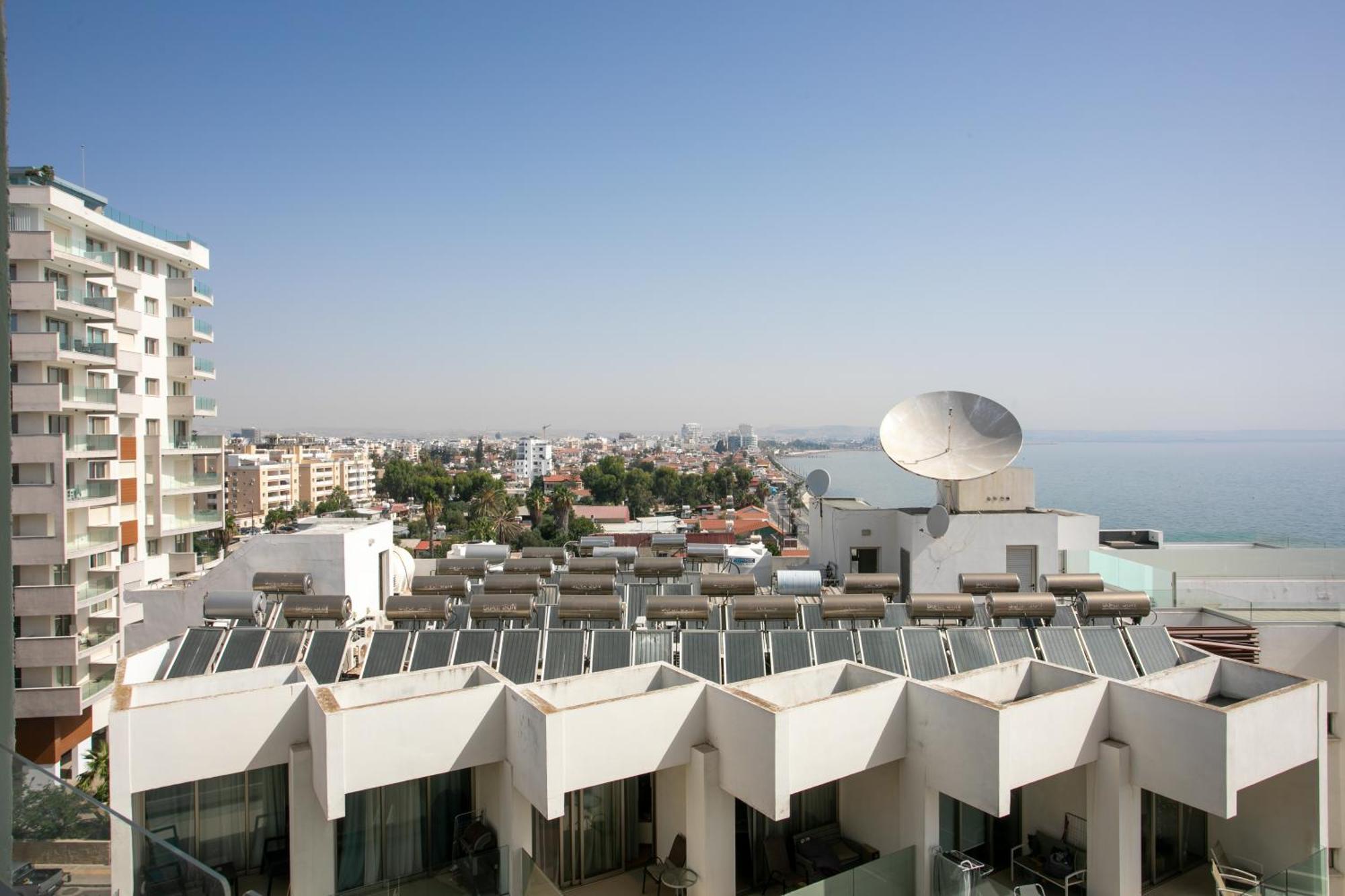 Palmove Luxurious Beachfront Apt Larnaca Exterior photo