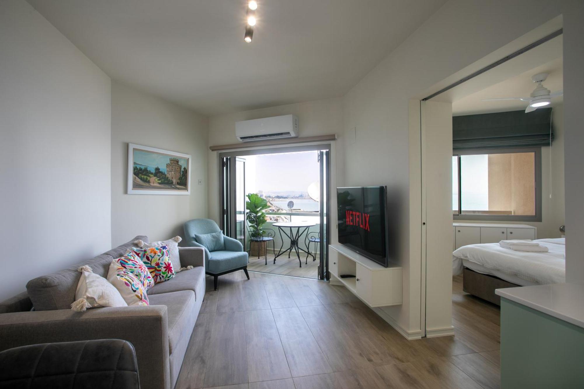 Palmove Luxurious Beachfront Apt Larnaca Exterior photo